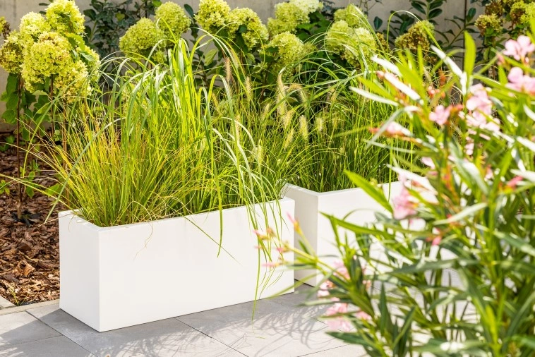 Prostokątne nowoczesne donice z polietylenu Long Slim białe